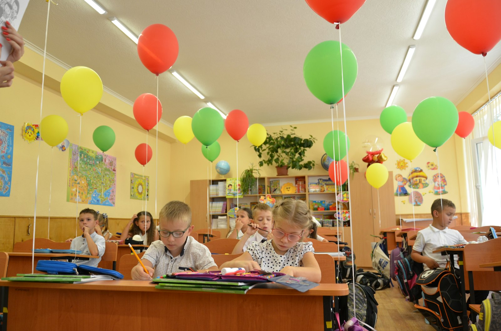 Klasë e zbukuruar me tullumbace dhe fëmijë