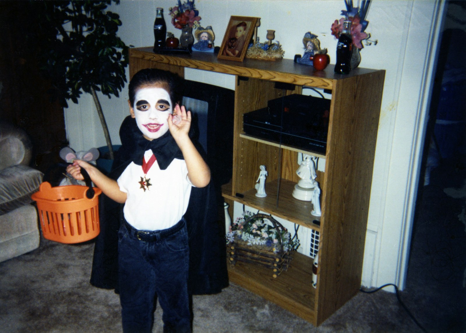 Fëmijë me kostum për Halloween